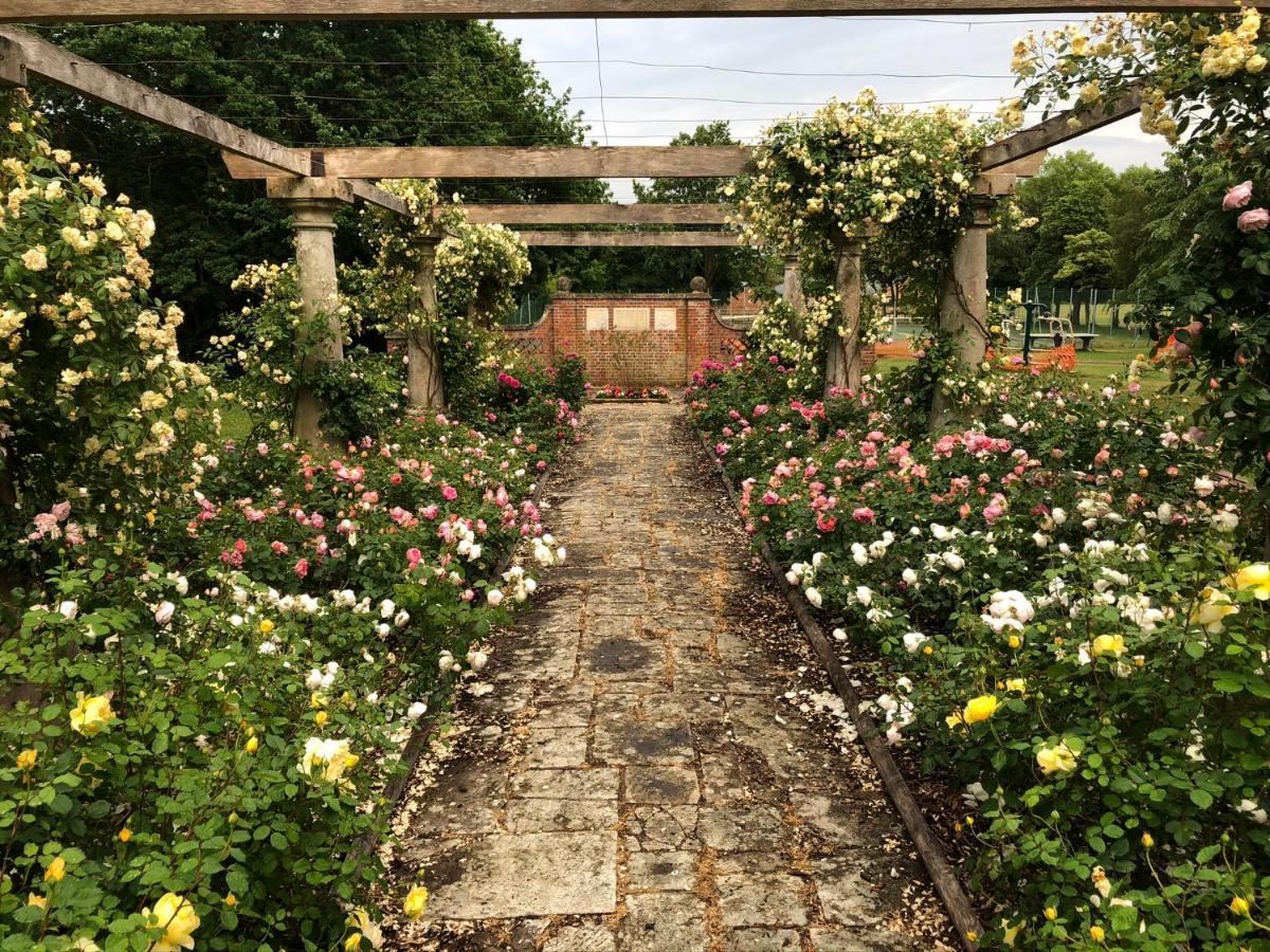 Hotel Secret Garden Glamping Lymington Exterior foto
