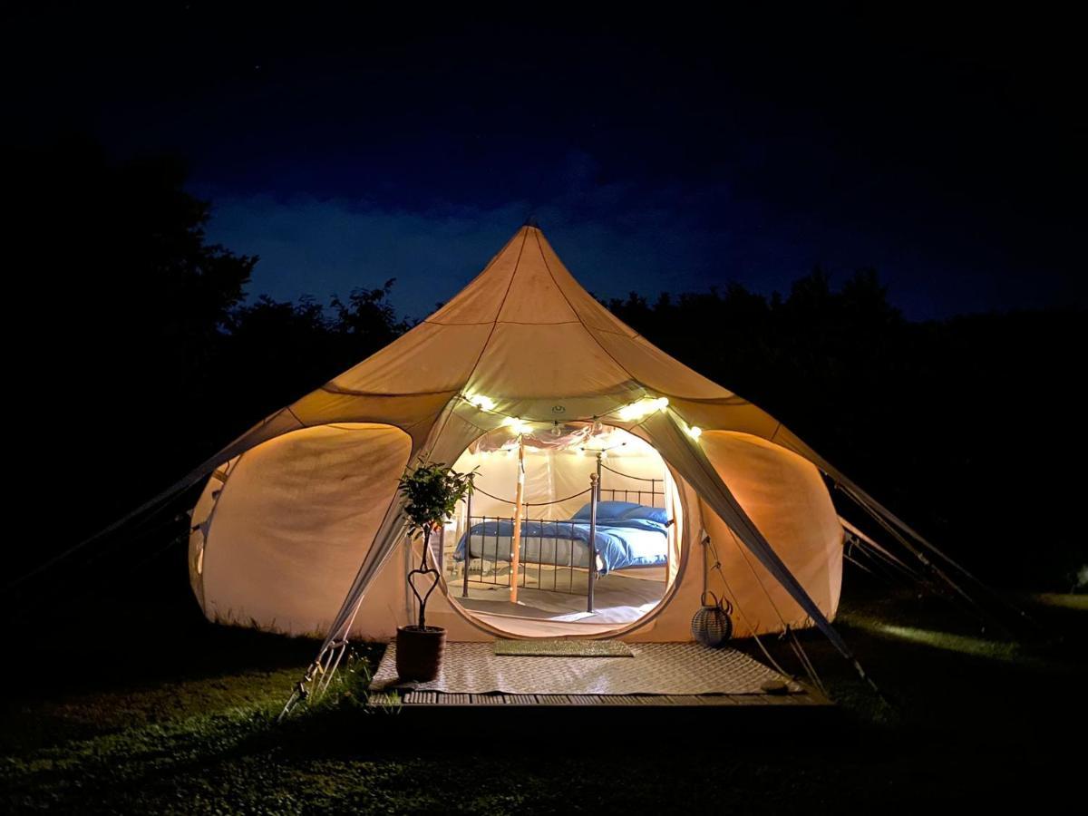 Hotel Secret Garden Glamping Lymington Exterior foto